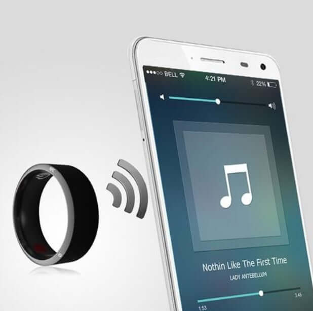 Jakcom R3 Smart Ring in black connecting to smartphone for music control, showcasing its smart ring features.